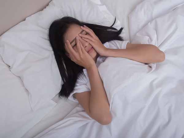 Mơ thấy người chết rủ đi chơi trong nhà