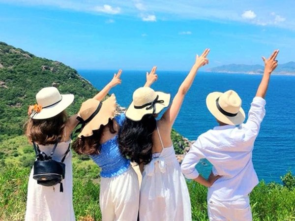 Mơ thấy đi du lịch cùng bạn bè báo mộng điềm gì?
