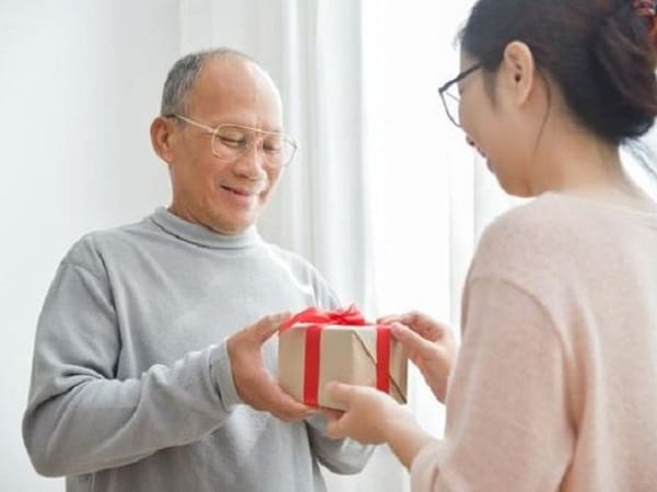 Nằm mơ thấy người già cho tiền hoặc quà