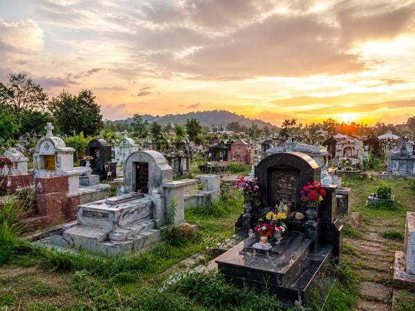 Mơ thấy nhiều mồ mả liên tiếp